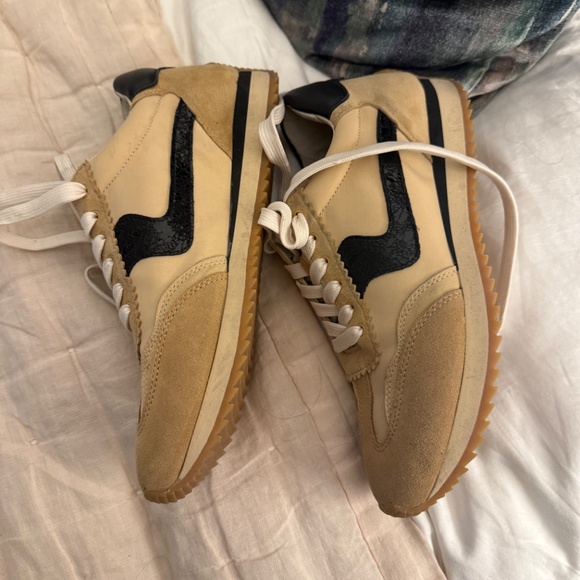 Dolce Vita Low Top Sneaker - Picture 6 of 8